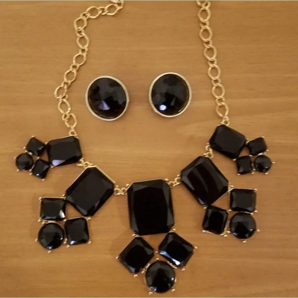Black/Gold Earring and Necklace Set